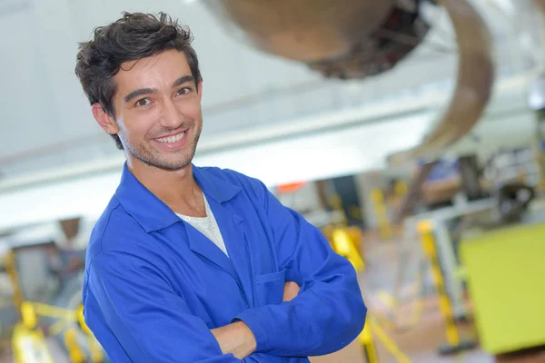 Engenheiro posando no armazém — Fotografia de Stock