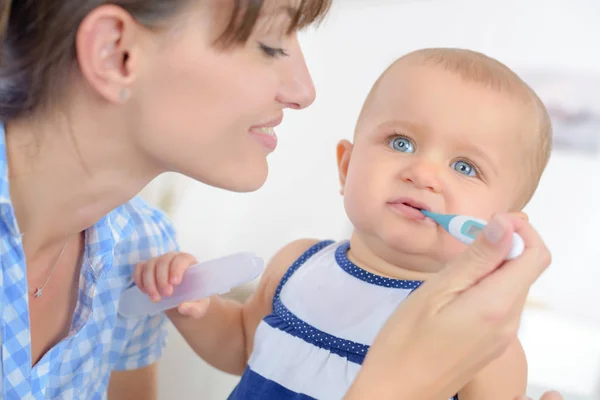 Moeder nemen baby's temperatuur — Stockfoto