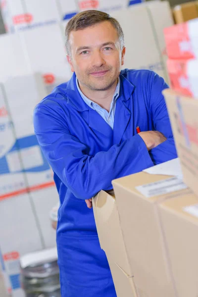 Retrato de homem com caixas — Fotografia de Stock