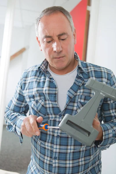 Reparatur eines Teils der Maschine — Stockfoto