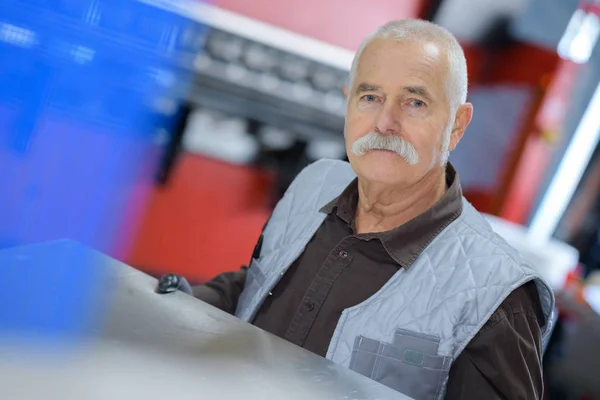 Worker looking at the camera in warehouse — Stock Photo, Image