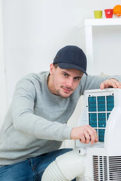 Apuesto técnico de instalación de aire acondicionado en el edificio —  Fotos de Stock