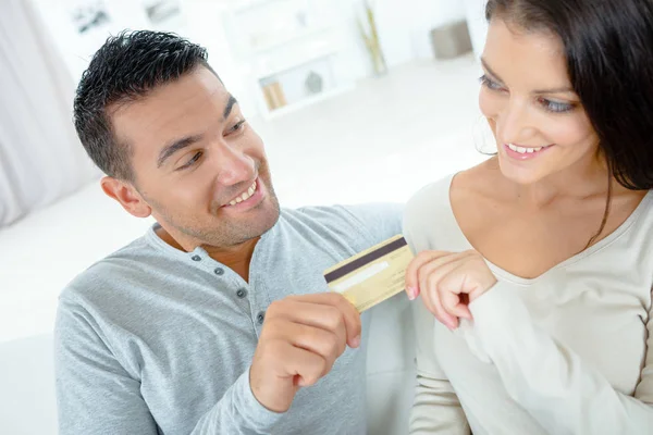 Couple buying online on the internt with credit card — Stock Photo, Image