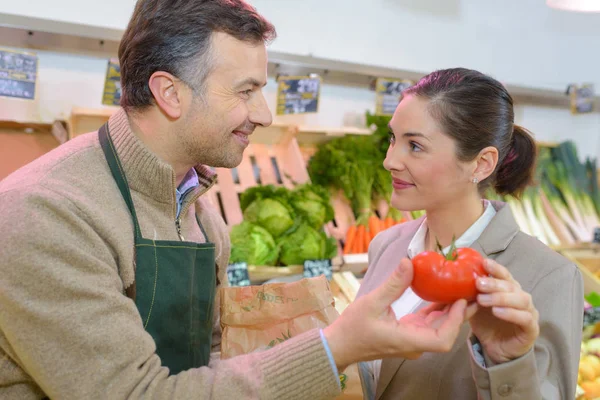 Mercado y trabajo de hortalizas frescas — Foto de Stock