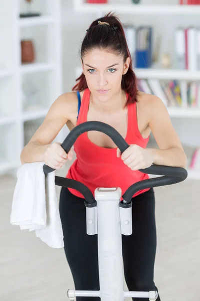 Jóvenes mujeres bonitas haciendo ejercicio en stepper en casa —  Fotos de Stock