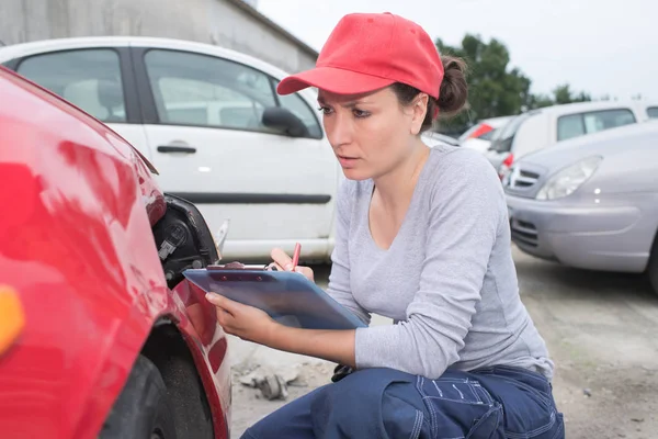 Vrouw controleren een uitsplitsing van de auto — Stockfoto