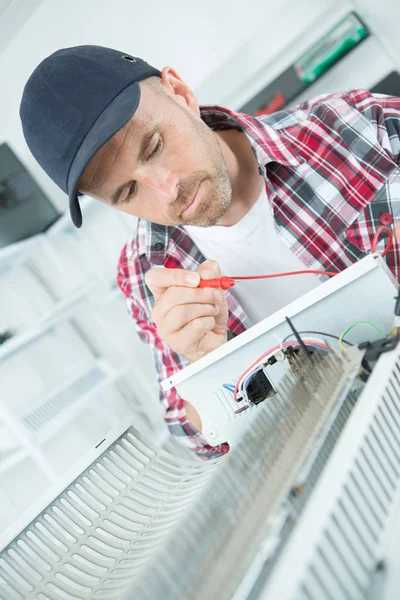 Joven hombre reparando radiador — Foto de Stock