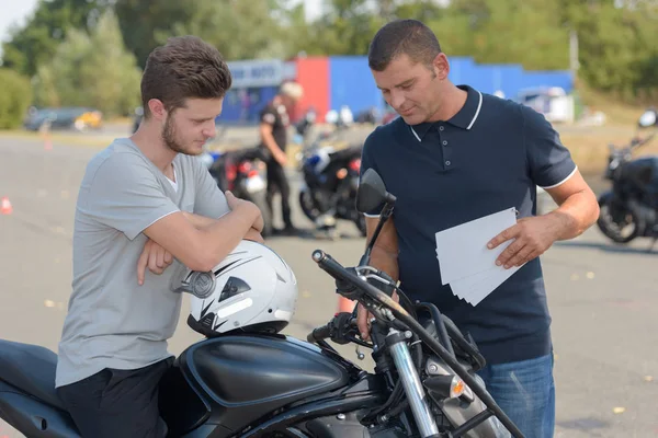 Mannelijke instructeur bepaalt l-driver — Stockfoto