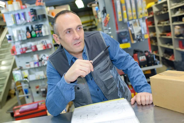 Retrato del trabajador de ferretería — Foto de Stock