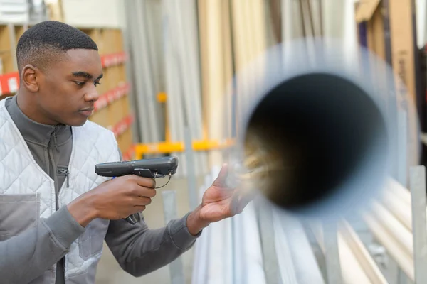 Trabajador en almacén de distribución con escáner de código de barras portátil — Foto de Stock