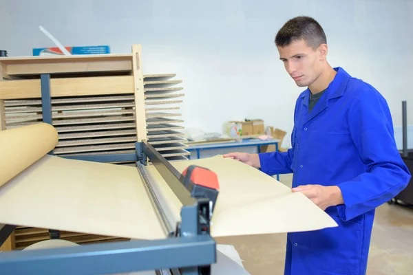 Operatore della macchina di laminazione e lavoro — Foto Stock