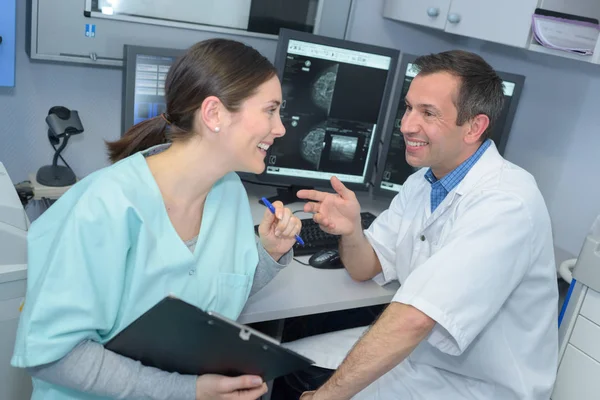 Zwei Mediziner lachen miteinander — Stockfoto