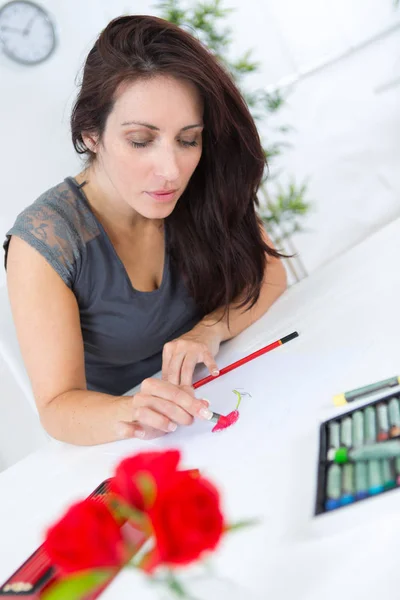 Dibujo femenino boceto de negocio creativo en bloc de notas —  Fotos de Stock