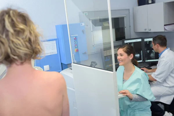 A mammogram vizsgálat során — Stock Fotó