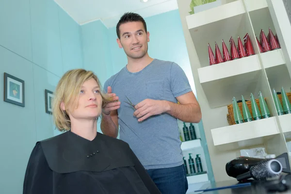 Salon de coiffure masculin parlant à une cliente — Photo