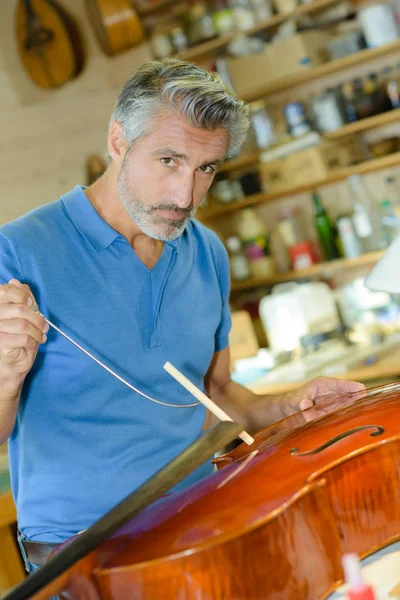 Homem reparar violoncelo e homem — Fotografia de Stock