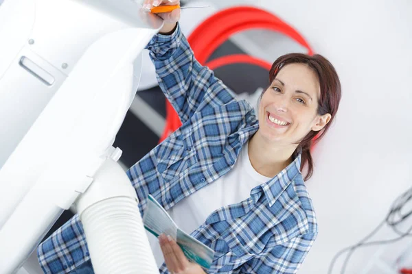 Ventilatie reinigen en borstel — Stockfoto