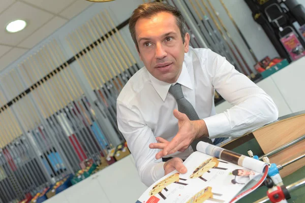 Salesman in dealership and man — Stock Photo, Image