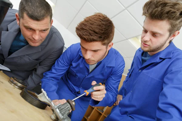 Formateur professionnel enseignant aux étudiants comment réparer le moteur de voiture — Photo
