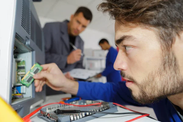 Componente de montagem técnico no computador — Fotografia de Stock