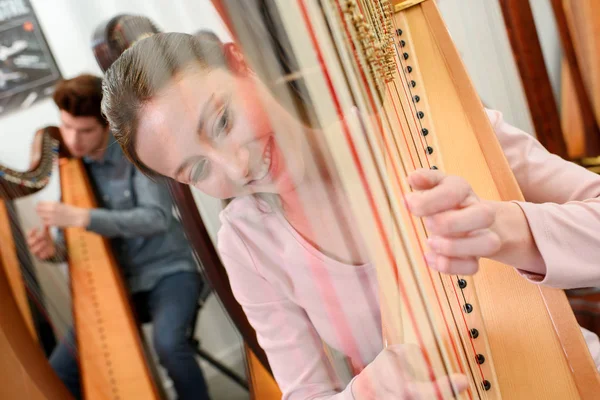 Porträt eines Mädchens, das Harfe spielt — Stockfoto