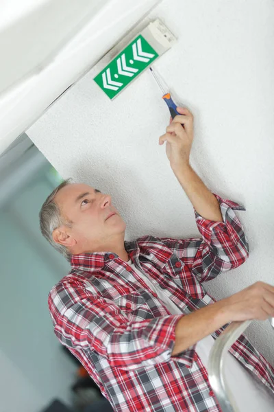 Elektricien en man ladder — Stockfoto