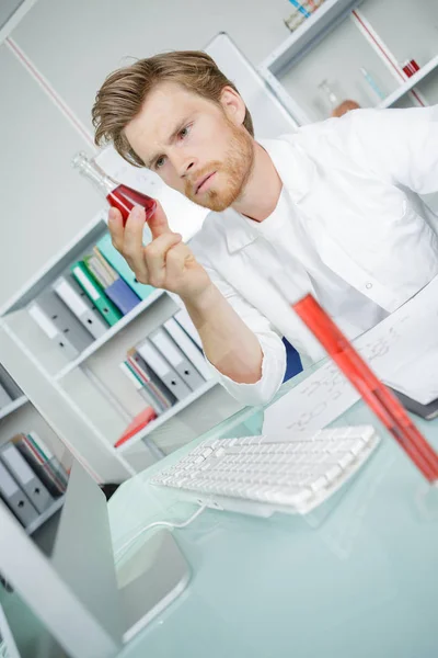 Technicien masculin analysant des échantillons de sang dans un laboratoire médical — Photo