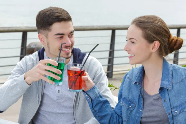 Pareja coqueteando en la terraza de la cafetería — Foto de Stock