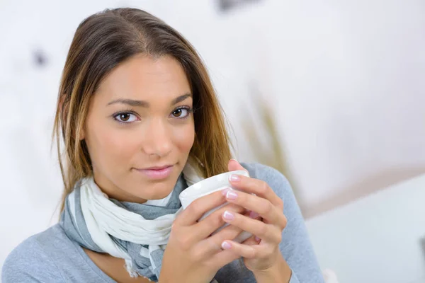 Kvinna som håller en kopp av dryck — Stockfoto
