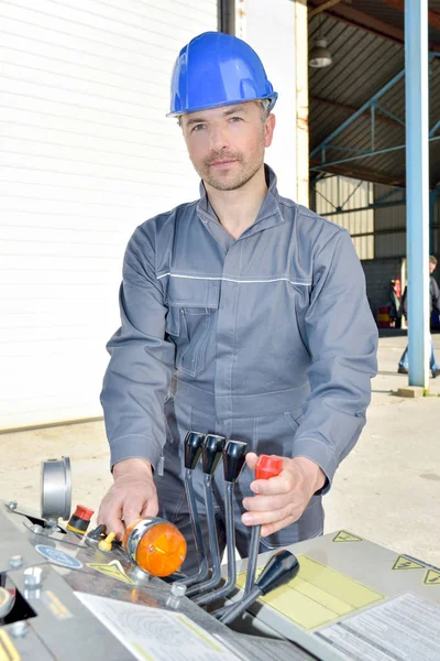 Opérateur masculin avec machine d'usine — Photo