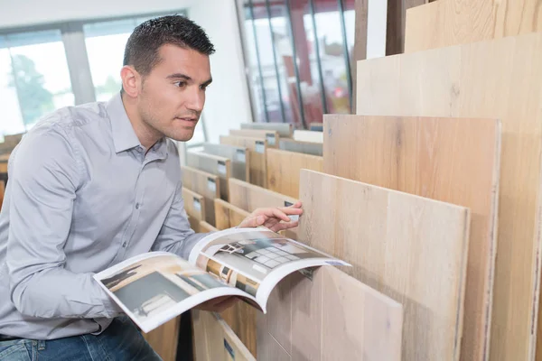 Modellen i tidningen — Stockfoto