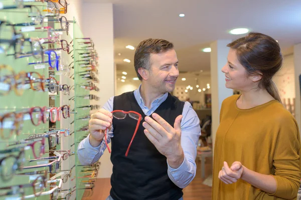 Optician com cliente e optician — Fotografia de Stock