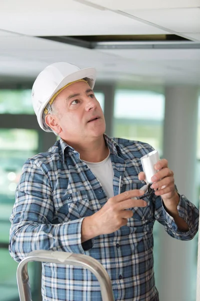 Installeren van de camera van de spion — Stockfoto