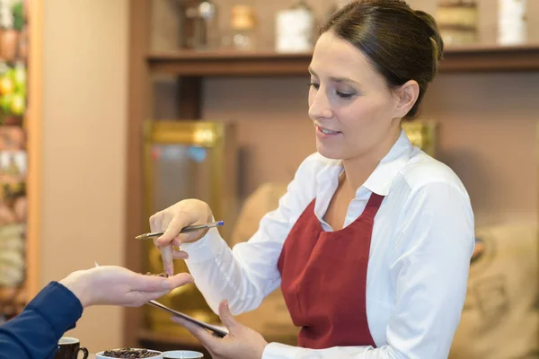 Retrato de una camarera que sirve al cliente en la cafetería — Foto de Stock