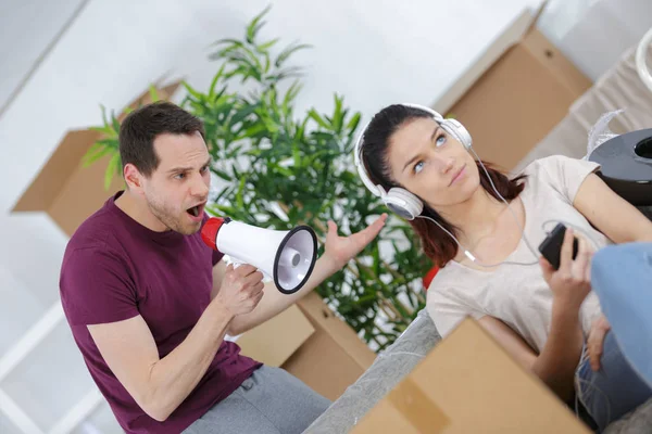 Hombre empacando cajas móviles y su novia perezosa —  Fotos de Stock