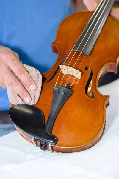 Полировка скрипки и лютни — стоковое фото