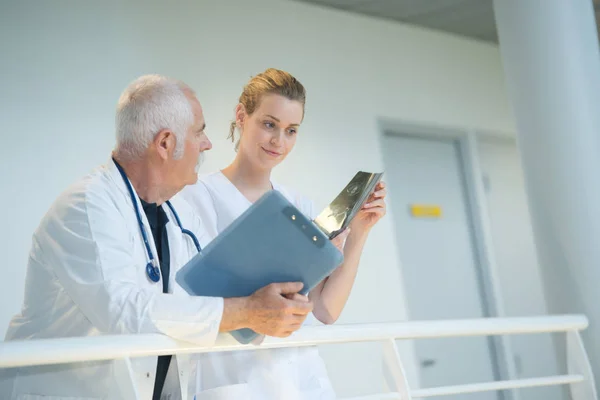 Medicinsk personal på balkong — Stockfoto