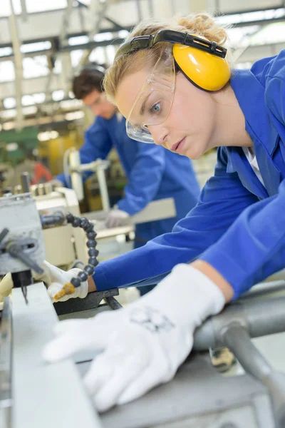 Junge qualifizierte Menschen gezwungen, in der Fabrik zu arbeiten — Stockfoto