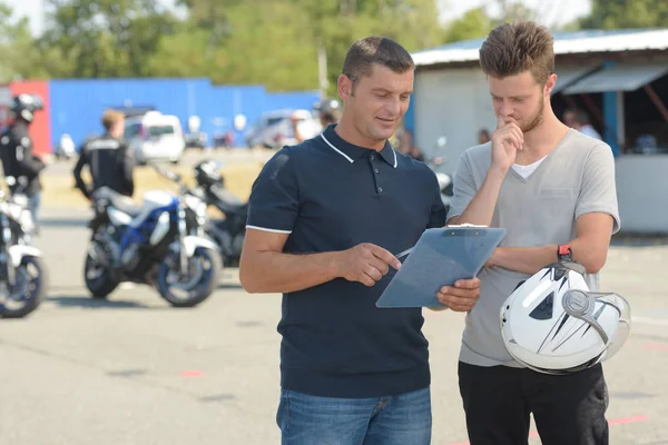 Motocyklowe jazdy lekcji i motocykl — Zdjęcie stockowe