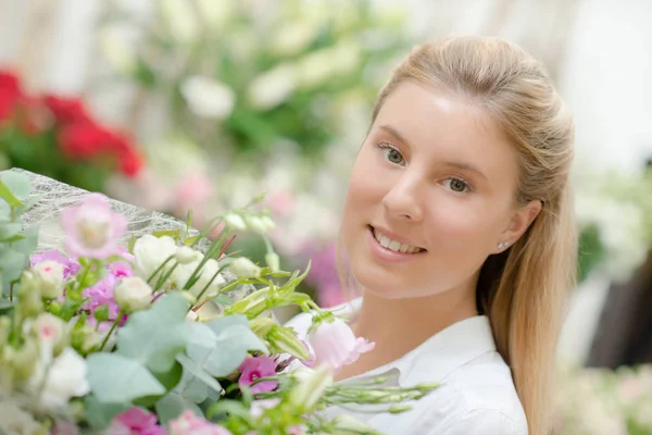 Vrouw kopen een bos van fowers — Stockfoto