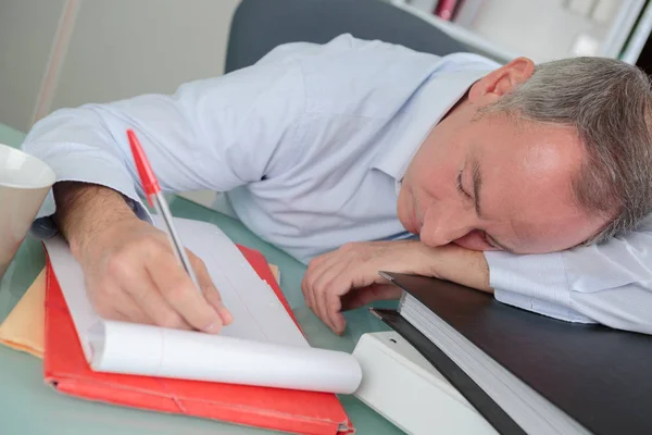 彼のラップトップ上で眠っている疲れたビジネスマンの肖像画 — ストック写真