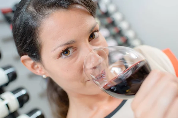 Menina degustação de vinho e envelhecido — Fotografia de Stock