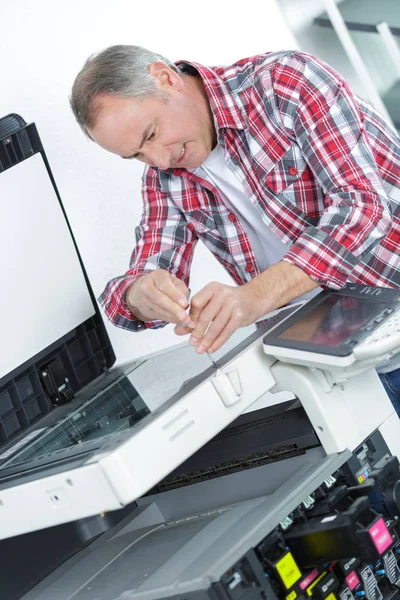Reparatur des Druckers und Arbeit — Stockfoto