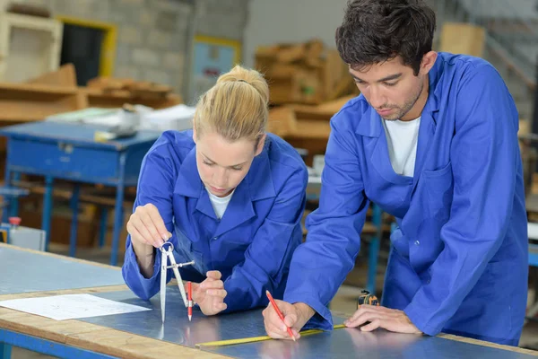 Jonge mensen doen technische tekening — Stockfoto