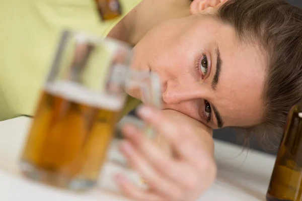 Пьяная женщина с бутылкой в руке — стоковое фото