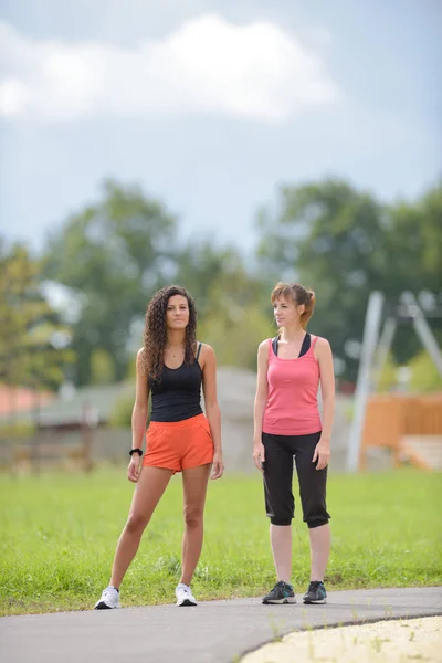 Mulheres em roupas esportivas — Fotografia de Stock