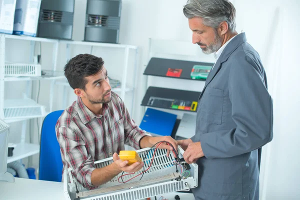 Leraar helpen student die zijn opleiding als elektricien — Stockfoto