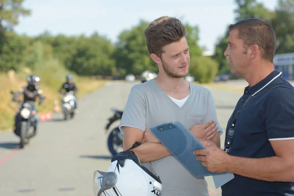 Motocicletas y conducción de motocicletas — Foto de Stock