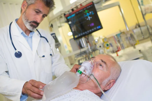 First aid instructor with patient — Stock Photo, Image