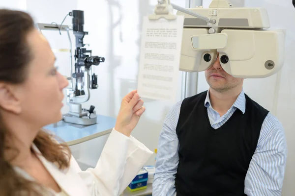 Mannen bakom optikers utrustning — Stockfoto